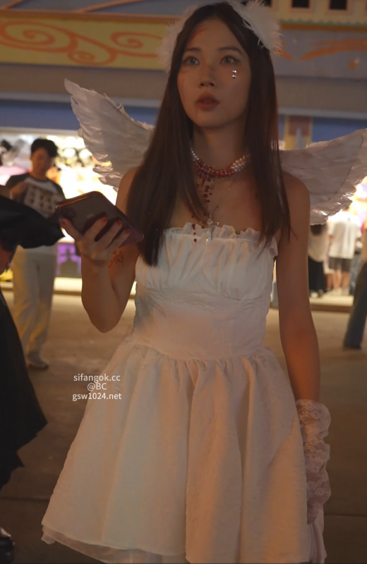 【裙底偷拍】006-天使裙美女白丝吊带袜，弯腰被开灯CD..内裤湿了-绿猫资源站